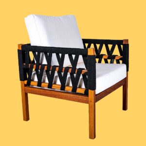 Poltrona Zaire com estrutura de alumínio, madeira cumarú e revestida com Corda Náutica.